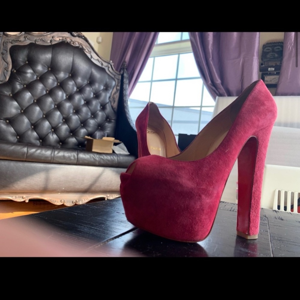 Christian Louboutin - fits true 7.5 US